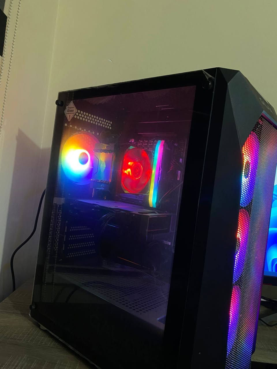 ‏سلام عليكم

‏التجميعة عبارة عن ( حاسبة + شاشة + ماوس + كيبورد) يعني شدها والعب بيها اليعجبك... 
‏
‏مواصفات الحاسبة 
‏
‏المعالـــج : intel Ci5 12400F2.5/18M 6C 1700 TRAY
‏الكــــارت :  ASUS RTX 4060 DUAL OC EVO D68/128
‏الــــــــرام : DDR4 KIT 2X16GB (32) 3600 LEXAR RGB
‏الذاكــــرة :  SSD 1.0 TB LEXAR NVME M.2620
‏المذربورد : GIGABYTE B760M DDR4 1700LGA
‏الكـــــيس :  GALAX REVOLUTION -05 RGB 4 fan
‏الفــــّــــان : FAN COOLING AIR COOLER MASTER 
‏باورسبلاي: PSU FSP HYPER K 600W 85% HP600
‏
‏الشاشة:
‏    
‏Inch-27 aos
‏QHD (2560 x 1440) gamin monitor with 165Hz refresh rate designed for
2k
‏
‏
‏الماوس :
‏Fantech VX9S Kanata S
‏الكيبورد :
‏Aula F2088
‏(ميكانيكي) 
‏
مكاني بغداد حي اور ماعندي توصيل 
***********
السعر 1500 وبيهة مجال 
الميعجبه السعر رجا ميحتاج يعلق 
كراتين كلهة موجوده جديده جدا 

‏
