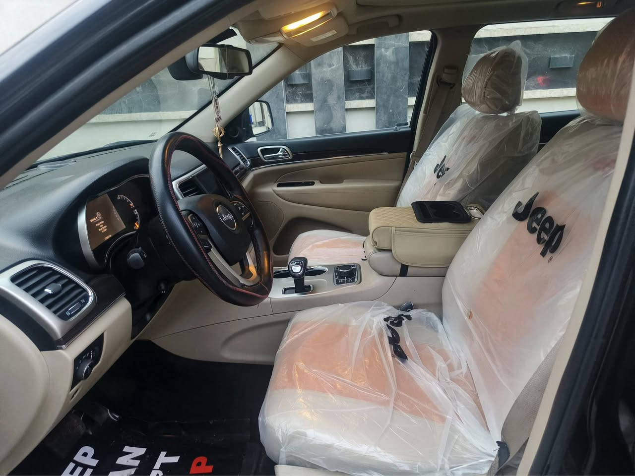 جيب 2015 خليجي  فول لمتد
بارد قليل باب الخلفي و حافة الجاملغ مصلح 

موصفات  

بنوراما 

كشنات جلد

داخل بيجي 

شاشه جبيره

تبريد وتدفئه بالكشنات 

سستم صوت دمام خلفي  

تبريد قطعتين 

وبعد بيها موصفات 

السعر 22$ وبيه مجال

مكان السياره حي الجهاد 

رقم صاحب سيارة ***********
