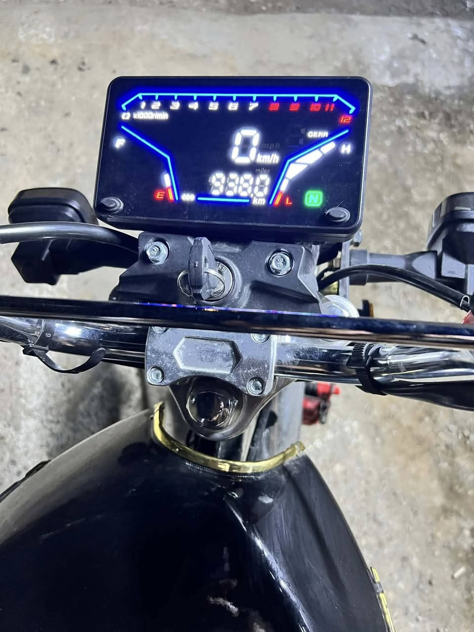 سلام عليكم ايراني سيفان محرك٢٠٠ موديل٢٠٢٥شاشه
صارله ٢٠يوم مكان الرمادي زنكوره  من مشدود برغي مناقصه للبيع او مراوس***********
