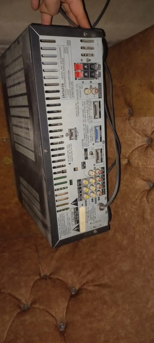 مضخم صوت من شركه Aiwa اليابانية جهاز اصلي وكامل مكمل ويائتي معاه سماعتين سعر 75 وبيه مجال الاستفسار  ***********
