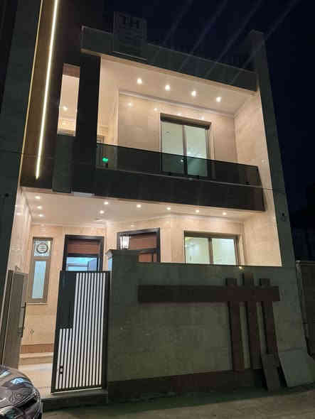 عقار للبيع الغدير ساحه ميسلون محله 706 المربع ذهبي المساحه 108 متر الواجه 6 متر مدخلين 4 غرف نضام سويتات 4حمامات الاستفسار ***********
