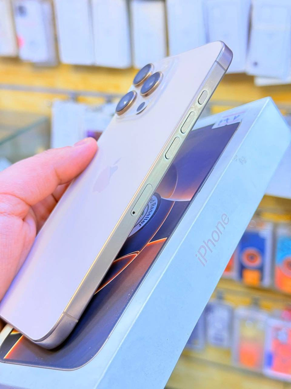 ايفون 16برو ماكس ذاكره 256بطاريه 97جهاز اخو جديد زلغ واحد مابي وتر بروف جهاز بمعنه كلامه نضيف هوه جديد سوه عربي شرق اوسط اصلي ضمان ماستر داخل ضمان وكاله لا مفتوح ولا مصلح ملحقات كامله ضمان 5ايام من مركز 
سعر 1375الف من الاخير 
بغداد البياع 

***********
