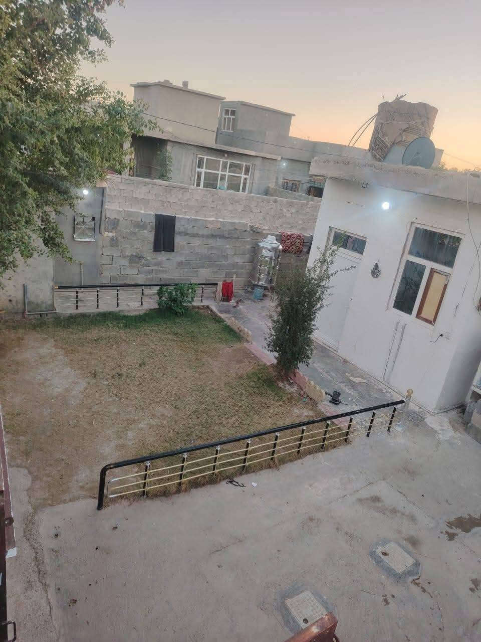 سلام عليكم ورحمة الله للبيع في حي دار السلام قبل دخوليه العلم منطقه حلوه وهادئه
مشتملات ثنين واجهة وحده 
يتكون الواحد من غرفتين وصاله مطبخ صحيات داخل خارج
استغبال خدمات ماء اساله معا مشروع كهرباء مولد وطني
بلديه مدرسه كلها متوفره 
بناء جديد تصميم طابقين 
السعر مناسب جدا 32 وبيها مجال للطيبين 
رقم الهاتف ***********
