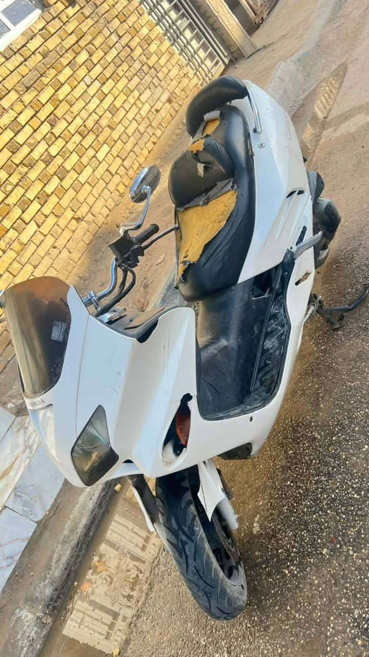 السلام عليكم فورزه بيها صوت بالمحرك للبيع السعر ٣٥٠ وبيها مجال قليل *********** المكان ناصريه صالحيه
