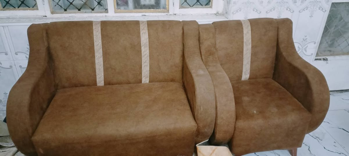 السلام عليكم اخوان طخم قنفات 7 مقعد نضيف جدا مكاني بغداد العبيدي الرئاسه شارع 20    السعر 200 وبيه مجال ***********
