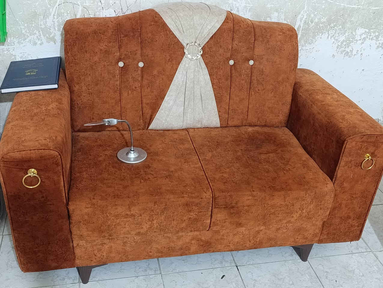 اغراض بيت استعمال اشهر قليلة ( نظافة عالية ) 
تخم 5 مقاعد ( 155 الف ) 

ثلاجة جبسون الاصلي (  220 الف )

ميز تلفاز ( 90 الف ) 

للتواصل *********** واتسآب فقط
