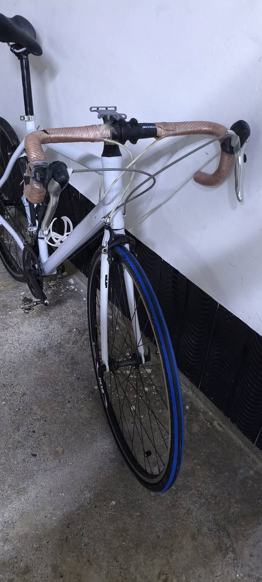 دراجة هوائية نوع (Schwinn) الالماني 

حجم 27 الفريم 53
تيارات جديد تقريباً 
سستم شيمانو 105 
كلشي شغال شرط 
العنوان موصل 
يوجد توصيل كافة المحافضات 
السعر 220 الف مع التوصيل 
بيع مستعجل 
واتس اب ***********
