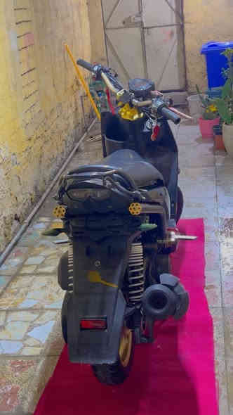 السلام عليكم شباب سكنس جبلي للبيع شوفت عينك بيناتنه  الكفل زينب دراجه رنبه مصار اربع تيام نزلته من الضلال السعر 
ع واتساب لو تتصل لان فيس ممتواجد الدراجه بيه تزويد شوف بعيونك المكينه بلاديه برغي ممفتوح منه *********** مكاني الامين الثانيه
