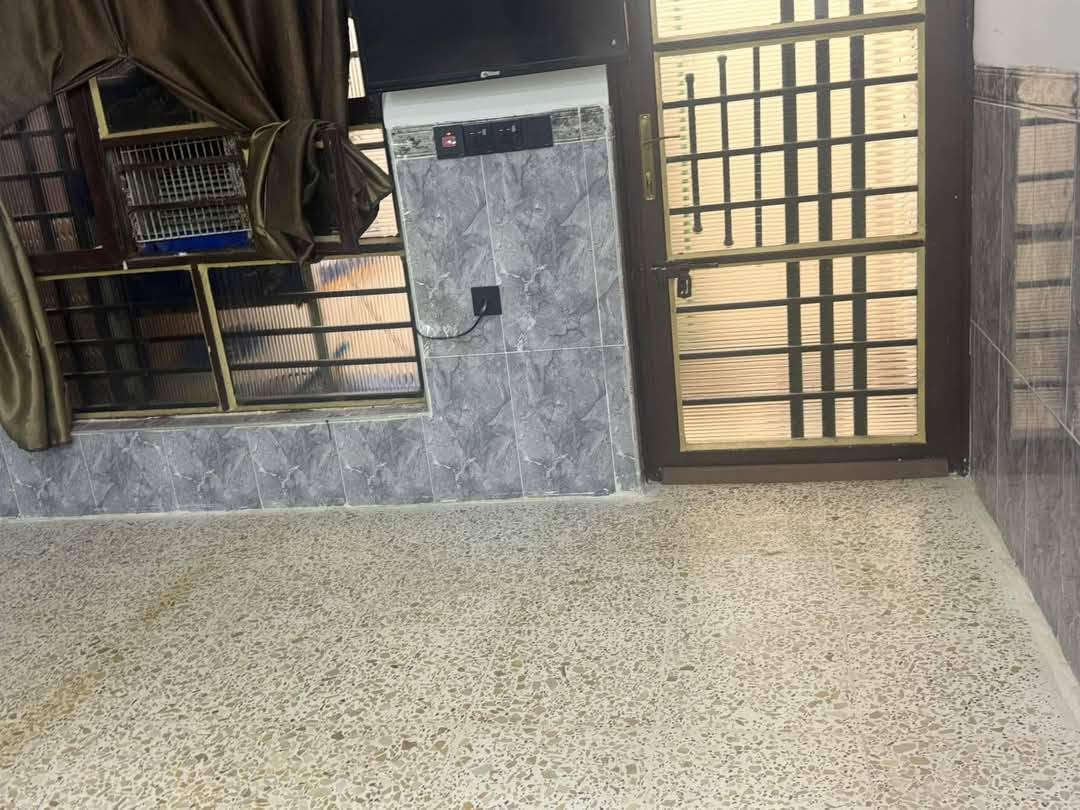 بيت للبيع المساحه ٢٥٠متر حديث طابق واحد بهرز جرف الملح قرب جامع الفتاح خدمات كامله تبليط اناره مجاري يتكون من غرفتين نوم كبار واستقبال كبيره وصاله كبيره ومطبخ كبير وحمام وصحيات وبيتونه كبيره كراج سياره وحديقه سند ٢٥ حتى لو مرواس السعر ١١٠ وبي مجال للشراي للاستفسار ***********علاء عوينتي
