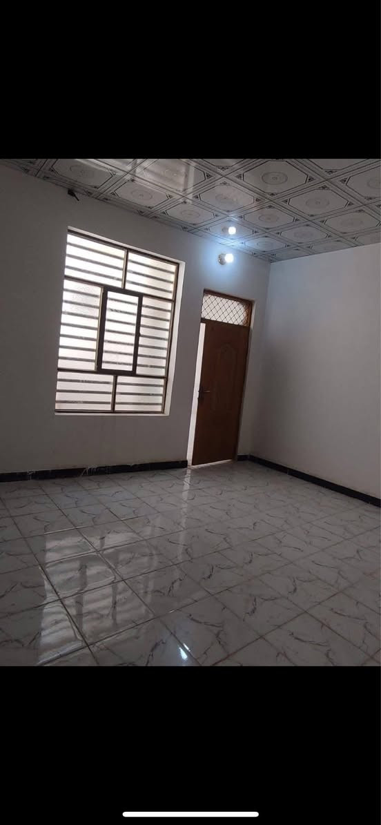 بيت للبيع عمود ٢٨٢  مقابل قرية الغدير نهاية شارع المطحنة السعر ٧٢ مليون للاتصال *********** مساحتة ٣٠٠متر يحتوي على غرفتين واستقبال وصالةومطبخ وصحيات داخل وخارج وحديقة
