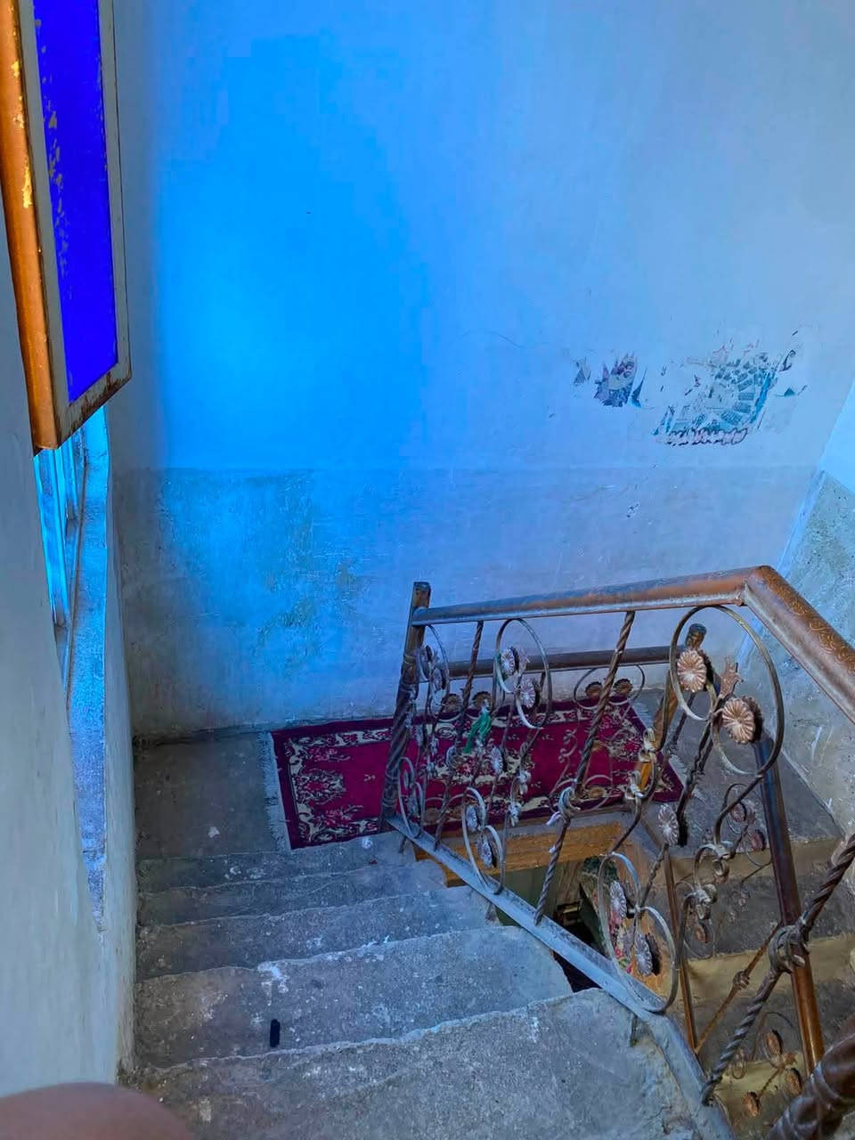 السلام عليكم
بيت تجاوز مساحه ١٠٠ كلي طابقين 
بناء مسلح والطابق الثاني سندويج 
غرفتين وصاله ومطبخ وصحيات خارجيه وداخليه للبيع ١٤ وبيه مجال 
قرب جامع ام البنين 
بيت كامل مكمل 
***********
