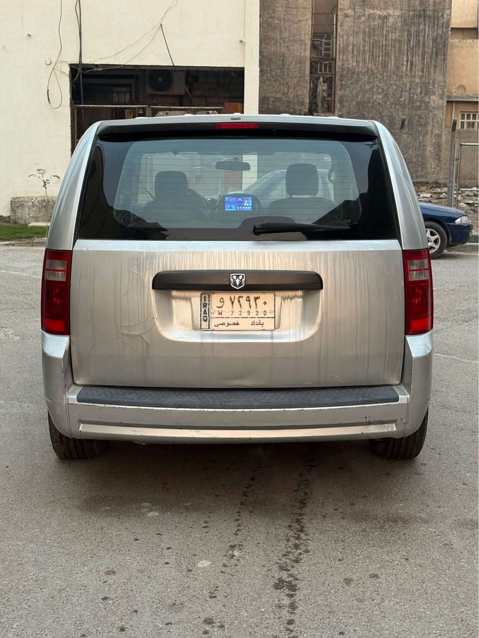 السلام عليكم 
دوج كرفان 2008 
محرك 6 سلندر وعليه منضومه غاز 
وارد امريكي حادثه قبغ جنطه فقط وهنا بلعراق بيه باب وجاملغ اماميات جهه السايق باقي السياره كفاله بدون ضربه وبدون صبغ سياره جاهزه كير ومحرك مكفولات صدر امامي وخلفي نضيف تخم تاير نضيف كهربائيات كله جاهزه تبريد ثلاث قطع ثلج كشنات سياحي الغرفه كله مغلفه وجديده السياره بدون نقص الحمدلله معروضه ب ( 96$ ) وبيه مجال بسيط مكاني بغداد الدوره نهايه شارع 60 للاستفسار *********** بغداد, العراق
