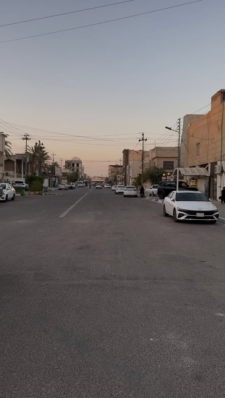 السلام عليكم بيت للايجار شركات مساحة البيت ٢٥٠ طابقين متر على شارع الدفاع المدني الشارع العام يحتوي على كراج وحديقة ومطبخ وصحيات وصالة واستقبال وغرف عدد ٤ 
للاستفسار ***********
