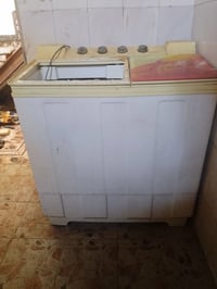 غساله للبيع بسعر مناسب بس الباب مالتها مكسوره مال غسل  07727337191