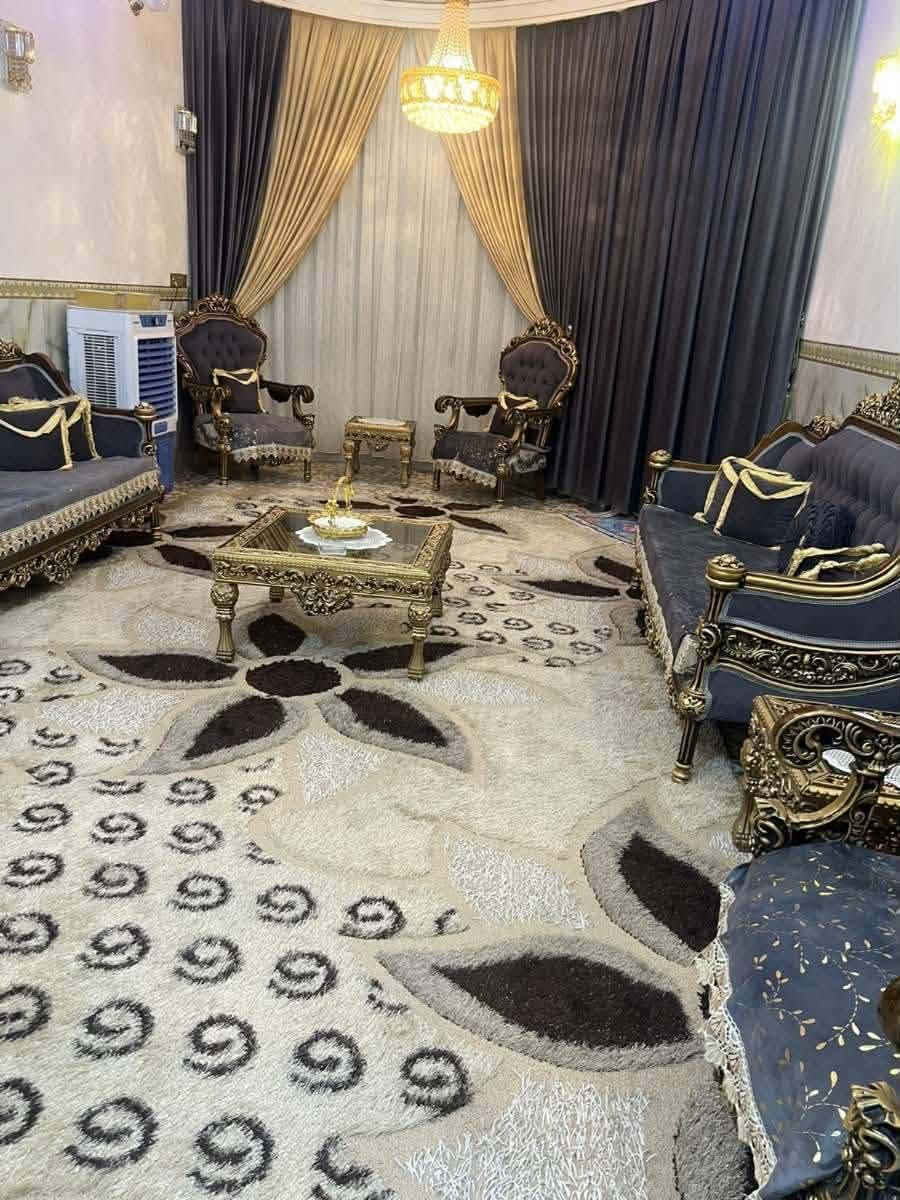 السلام عليكم دار للبيع مساحه 300 يحتوي على استقبال وهوال ومطبخ وغرفتين ومجمع صحي المكان حله شارع 30 السعر 140 وبي مجال رقم الهاتف ***********
