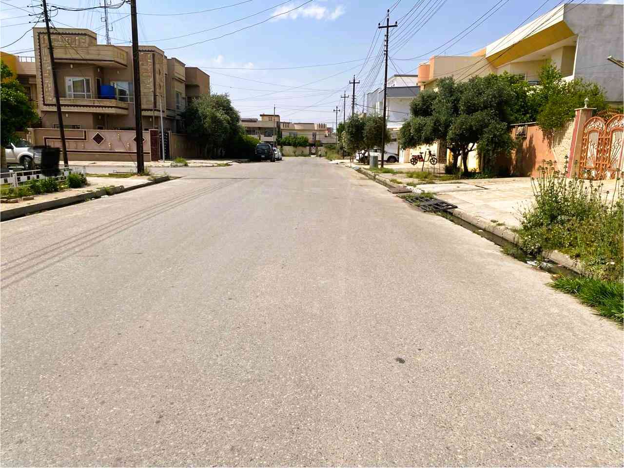 ارض للبيع بموقع هادئ ومميز بالجانب الايسر من مدينة الموصل مقابل (حي المحاربين) بالقرب من شارع النخيل (المشاتل) تبعد (1) كم تقريباً عن مطعم (قصر السلطان) و(حلويات دليل) الجديد تقع على شارع عرض 20 متر- (صرف سكني (طابو) سند لعام 2025مساحة (205) واقع حال واجهة (7) وعمق (30) وبالسند (195) متر السعر المطلوب (190) مليون ملك صرف سكني (سند)  من صاحبها الشرعي مباشرة-  ***********
