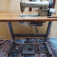 مكينه خياطه للبيع السعر 200 وبي مجال  للتواصل 07707239645