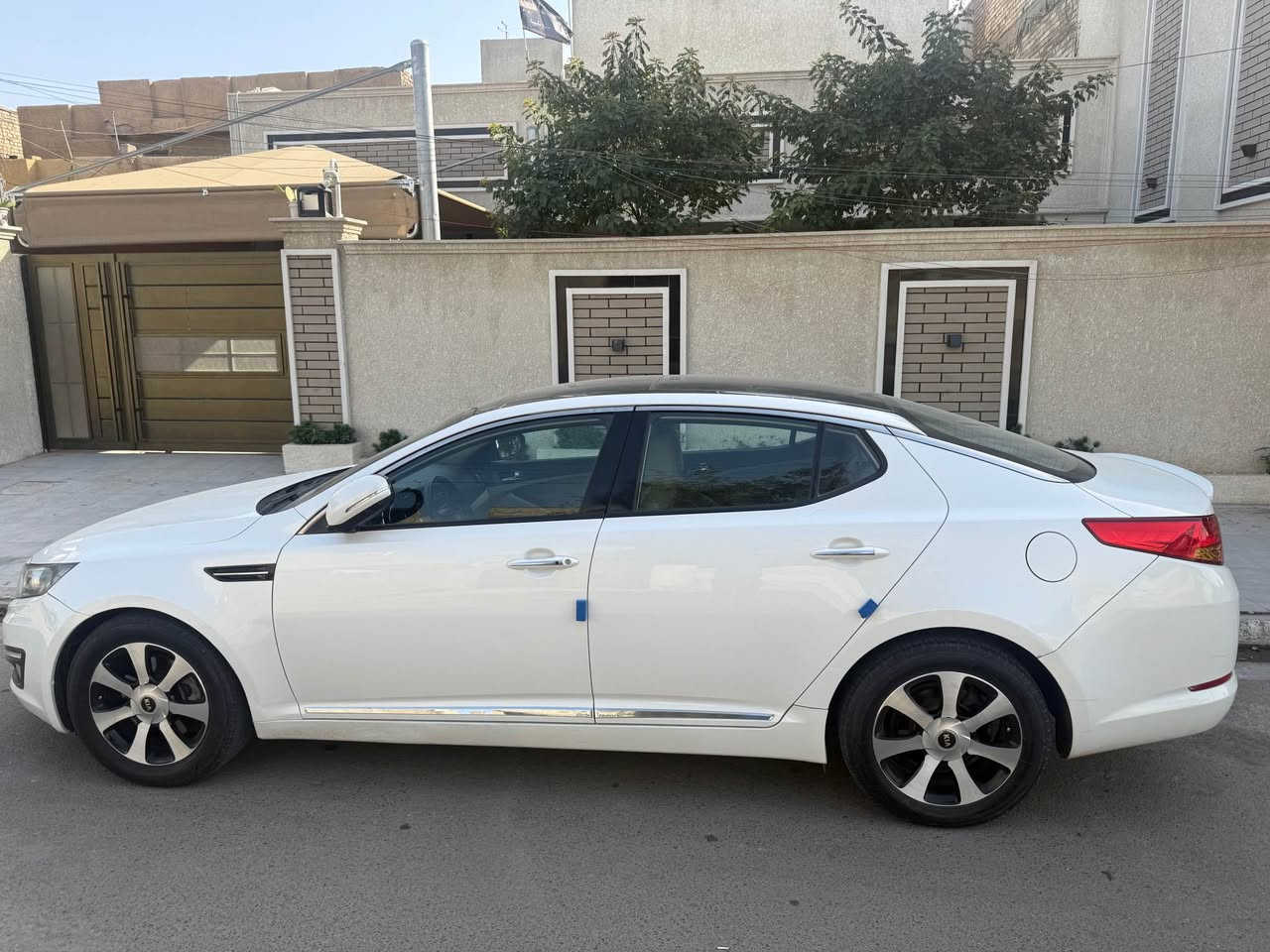 السلام عليكم . كيا اوبتما 2012 وارد خليجي المواصفات فوول محرك 2000 بصمة بانوراما كراسي جلد شاشة وكامرا ويل كروم مري شفط تحكمات فوول ماشية 123 لد امامي مكفولةمن الصبغ ولحادث فقط بعض الملاحضات البسيطة مذكورة بالسونار السعر 133 ورقة مكان السيارة بغداد جانب الكرخ حي العامل قرب دائرة الكهرباء محرك وكير ابلادي *********** بغداد, العراق
