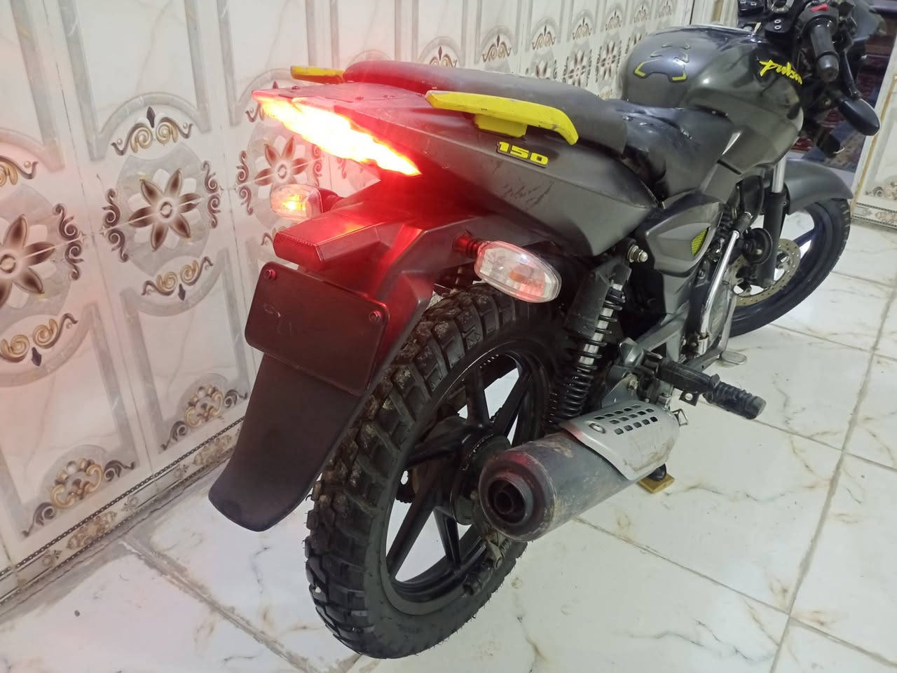 السلام عليكم دراجه بورشر للبيع موديل 2021 نقصها بس لايت امامي الباقي مقفوله وكاند السعر 700 دراجه اوراقها كامله مكان بغداد ***********
