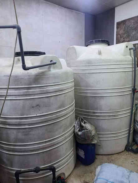 السلام عليكم اخوان محطه مياه RO للبيع السعه ١٠٠٠ لتر في الساعه رزنات جديده ممبرين جديد املاح ٩ ماطورات ايطالي ثنين مع سنك ستل ستيل مع البواري ومع التانكيات واحد ٣٠٠٠ لتر والثاني ٢٠٠٠ لتر ابيعلك محطه كامله تجي تفحص طعم المي يلا تدفع فلوس محطه جديده وجاهزه للعمل ***********
