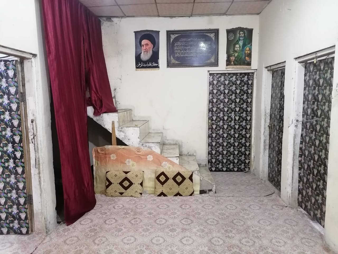 بيت للبيع يقع في الجبيلة شارع السايلو ماقبل المخازن مساحة البيت 175م يحتوي البيت علا غرفتين و هول وديوانية وحمام ومطبخ، مساحة الغرف 4*5  وثانية 3*6 و الهول 3*4و الديوانية 5*5 و الحمام 2*2 والمطبخ3*3 . 
طبعاً لأرض زراعية. 
سعر البيت 50مليون قفل ايستفسارهاذرقم
 .‏‪0784 536 6063‬‏
