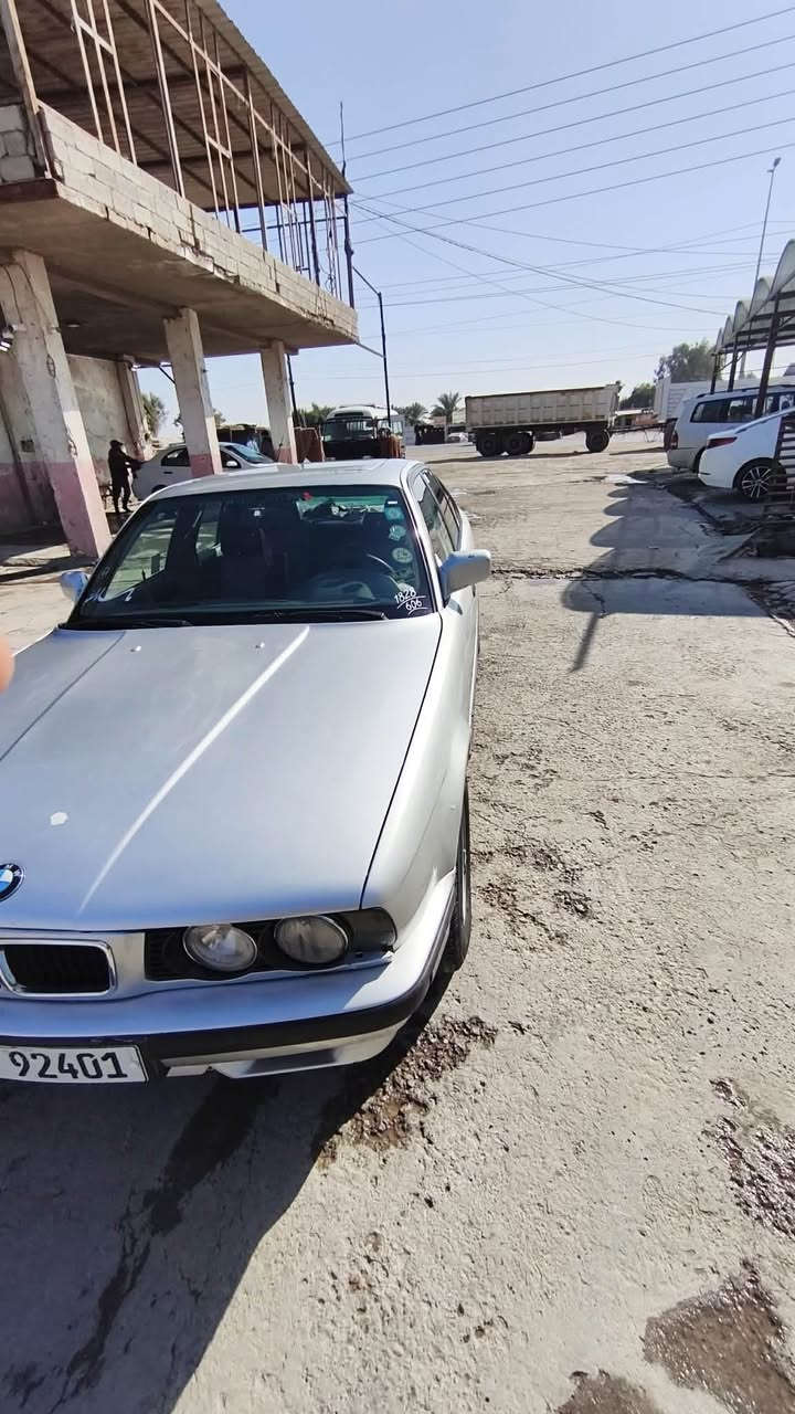 السلام عليكم بي ام للبيع موديل 91 سياره جديده كلش سياره كير عادي 6 سلندر سياره رقم كركوك دولي باسمي مكان السياره الديوانيه السعر 55بيها مجال رقم الهاتف***********
