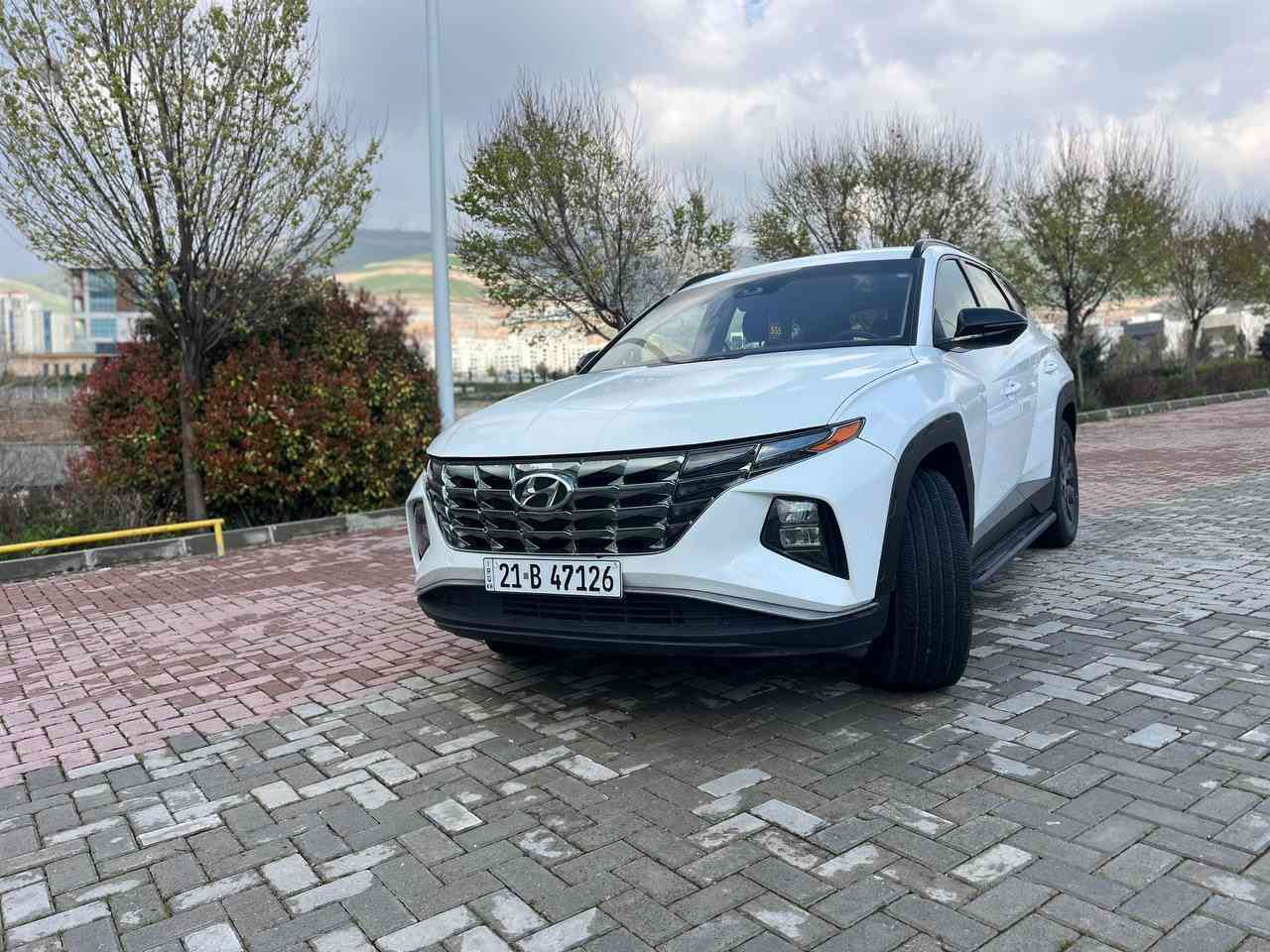 توسانXRT  VIP موديل 2022، كاملة المواصفات، بمواصفات أمريكية. السيارة نظيفة للغاية وبها بعض الإضافات البسيطة. حادثة بوند مع جزء صغير بارد من باب الصندوق. لون السيارة صدفي. ميزات حصرية لكبار الشخصيات:
المسافة المقطوعة: 27الف كيلومتر 
أنواع الإطارات Michelin
رقم شانصی KM8JFCAE2NU104452
1. زر تشغيل
2. دخول بدون مفتاح مع شاشة لمس
3. سقف بانورامي شمسي
4. أبواب كهربائية قابلة للطي
5. كاميرا 360 درجة (جانبية، أمامية، خلفية)
6. كاميرا مع إشارة دوران
7. زر تشغيل/رجوع للخلف
8. مقاعد مدفأة ومبردة
9. مقاعد جلدية سوداء
10. مقعد كهربائي
11. إضاءة محيطية بـ 67 لونًا قابلاً للاختيار
12. مقاعد خلفية مدفأة
13. تعتيم تلقائي لمرآة الرؤية الخلفية
‏14. Apple CarPlay
‏15. Android Auto
16. شاشة عرض رقمية 3 بوصة لعرض معلومات القيادة
17. مؤشر ترحيب
18. مصابيح أمامية زينون LED
19. مصابيح خلفية LED
20. واقي خلفي قابل للسحب
21. تحكم صوتي كامل
22. نوافذ كهربائية
23. تبريد ثنائي النقاط
24. إشارة انعطاف على المرآة
25. دخول بدون مفتاح
26. مبدلات سرعة يدوية
27. نظام تحكم بالفرامل
28. دفع رباعي
29. محرك سعة ٢٥٠٠ سي سي مطلوب
٣٠. عجلة قيادة بدون مفتاح
٣١. شحن لاسلكي
٣٢. منفذ شحن
٣٣. تثبيت تلقائي
٣٤. تشغيل عن بُعد
٣٥. ركن تلقائي
٣٦. حساسات أمامية
٣٧. حساسات خلفية
٣٨. ناقل حركة أوتوماتيكي مطلوب
٣٩. رادار أمامي وخلفي وجانبي
٤٠. نظام مراقبة النقطة العمياء
رقم سلیمانیة 
عنوان: سليمانية
***********
