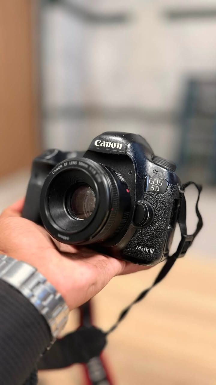 كانون 5D مارك 3
ملحقاته 
بدي 
عدسة 50 ملم فتحة 1.8
بطارية 
شاحنه 
حزام كتف 
مكاني بابل 
التوصيل مجاني 
للإستفسار والاتصال 
***********
