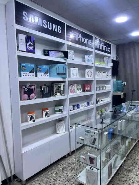 السلام عليكم ورحمة الله وبركاته محل تلفونات للبيع  يحتوي على فاترينات زجاج عدد(٣) وميز صيانه عدد(١) وفاترينات عدد(٣) واكسسوارات كامله للبيع الاستفسار خاص او على الرقم. ***********
عنوان المحل بغداد العبيدي حي الرئاسة
