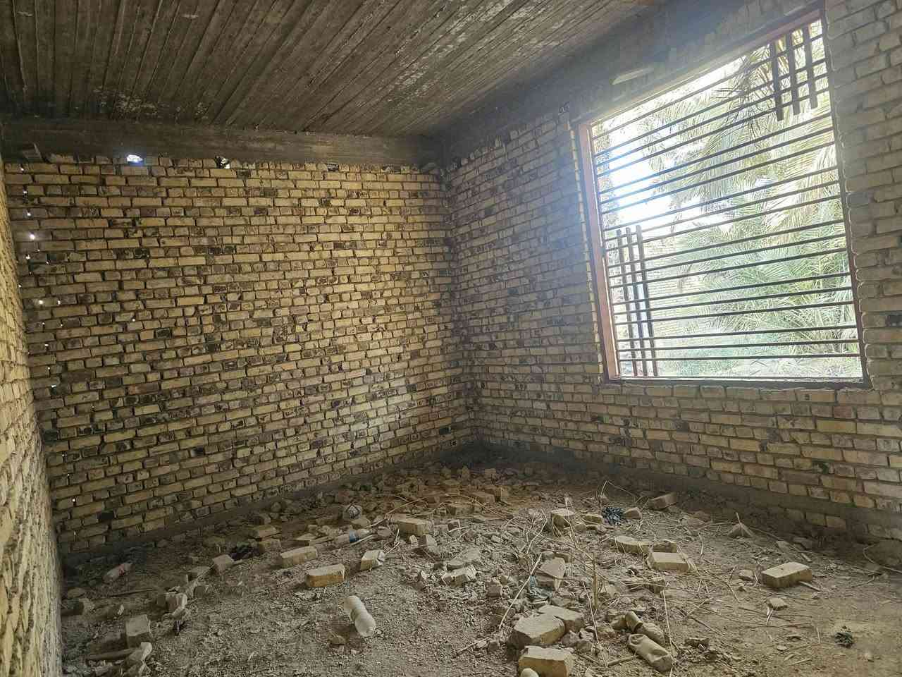 هيكل بناء حديث المساحة الكليه 250 متر  يحتوي غرفتين و صاله و استقبال و مجمع صحيات
سند 25 بأسم صاحب البيت 
الديوانيه الدغارة نزلة الهلالات
***********
