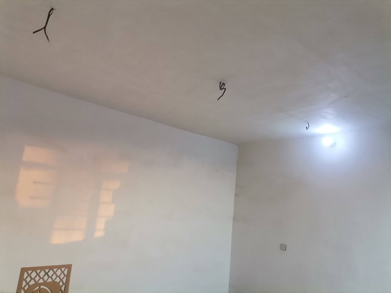 بيت للبيع مساحه البيت ١٠٠م ٥*20
الموقع الاربع شوارع خلف مول كراره فرع ١٤ متوفر في كافة الخدمات (ماء كهرباء مجاري تبليط) 
يحتوي البيت عل غرفتين وصاله + وحمام داخلي وخارجي
الاستفسار
*********** واتساب
