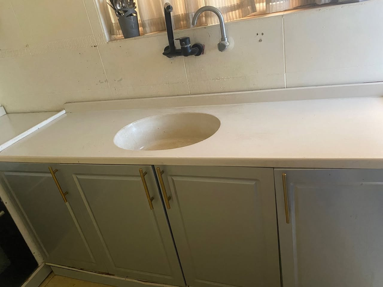 كاونتر الداخل mdf والخارج hdf قياس الكاونتر ٣متر و١٨سنتمتر طول السنك متر و٨٥سنتمتر السطح مرمر مابي اي اضرار اخو الجديد للبيع الي يريدة يراسل عالخاص العنوان بغداد السيدية أو يتصل على هذا الرقم *********** بي واتساب
ملاحظة :فقط الكاونتر للبيع بدون الأجهزة
