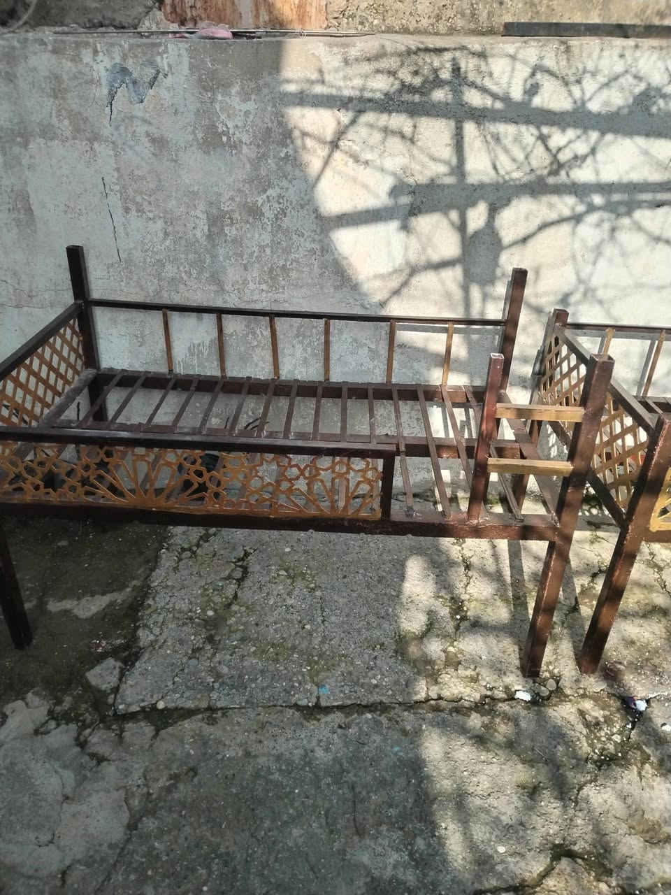 السلام عليكم تخت للبيع عدد ثنين يصير طابقين حديد ***********
