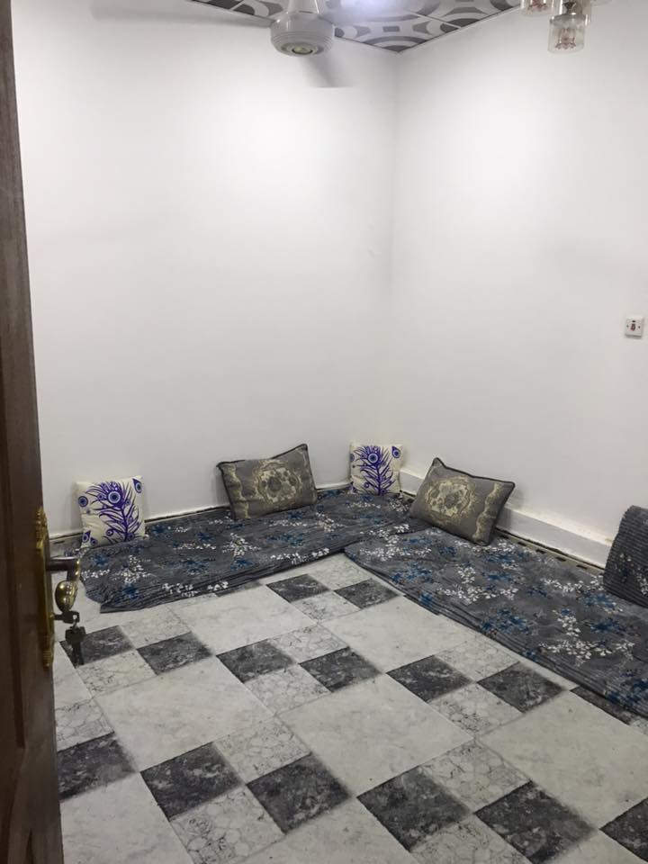 شقة للبيع في مجمع الجوادين سد قفلية
شقة نظيفة جدا تحتوي على 

3 غرف ومطبخ وحمامات 

السعر (14) مليون وبيه مجال

للأتصال والمراسله واتساب  ***********
