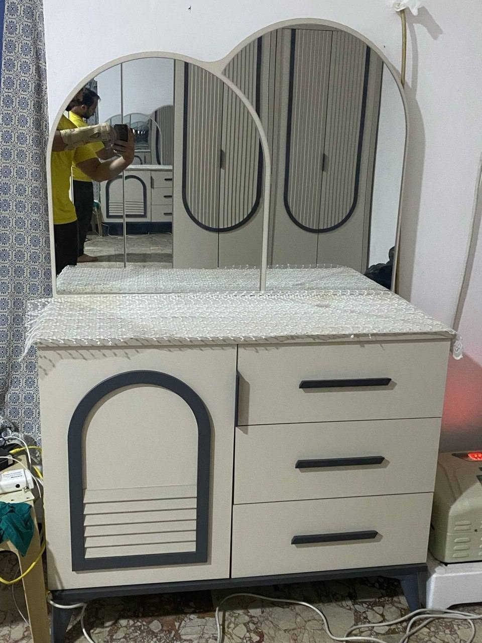 السلام عليكم
غرفة نوم تركيا جديده بحيث حتى دوشك جرباية بعدني ممشتريلها عارضها بسعر 650.000 الف علماً اني ماخذها 950.000 الف 
للتواصل *********** خط واتساب موجود
