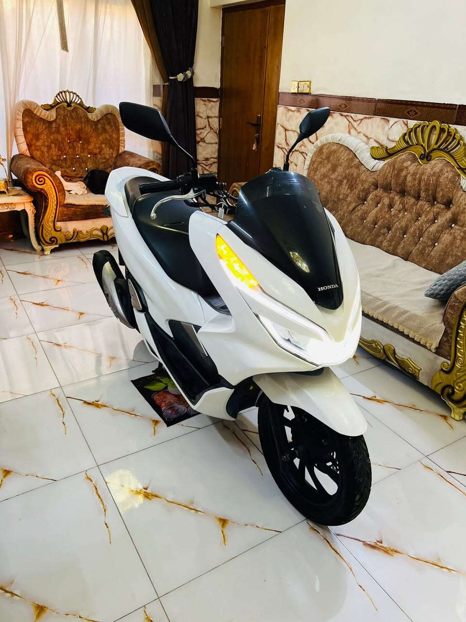 السلام عليكم دراجه PCX ياباني الجيل الثالث للبيع مكينه 150 حساس ازدحام بصمة دكمتين ياباني الاصلي دراجه مكفولة كفاله عامه مال جناي مكينه برغي ممفتوح بيه شلعه معدل فول ماشي 1000 حقيقي السعر مليون 950 بيه مجال بسيط عنواني بغداد للاستفسار ***********

