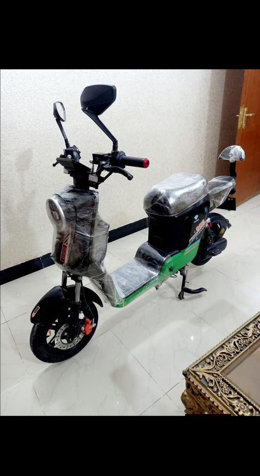 مكلف بالنشر : السلام عليكم . للبيع دراجة شحن من نوع R9، بحالة ممتازة ونظيفة مثل ما موظح بالصورة ، مزودة ببطارية قوية تضمن لمسافات بعيدة. السعر 350 ألف مع أمكانية التفاوض الى 300 ألف قفل . للتواصل مع صاحب الدراجة [ *********** ] .
