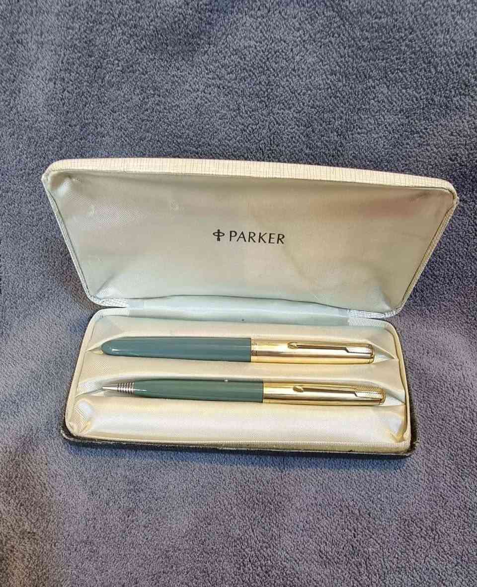 تحية طيبة  ،،،
#سيت_اقلام_باركر_51 PARKER  
             الصنع  : امريكي #اصلي  ، MADE IN USA  ، 
       #جديد غير مستخدم  ، إنتاج #قديم  ، بالعلبة #الأصلية  ، 
           حبر + رصاص  / تغليف #ذهب  ، GOLD Filled  ، 
                  سلاية مصنوعة من الذهب عيار  14K  ، 
                  لون #رمادي #لم_ولن_يتكرر نادر جدا  ، 
* السعر : 385 الف   ، 
* يوجد توصيل  .


**إذا كنت صاحب هذا الإعلان وتريد حذفه لأي سبب، رجاءا أرسل رسالة إلى الدعم الفني**