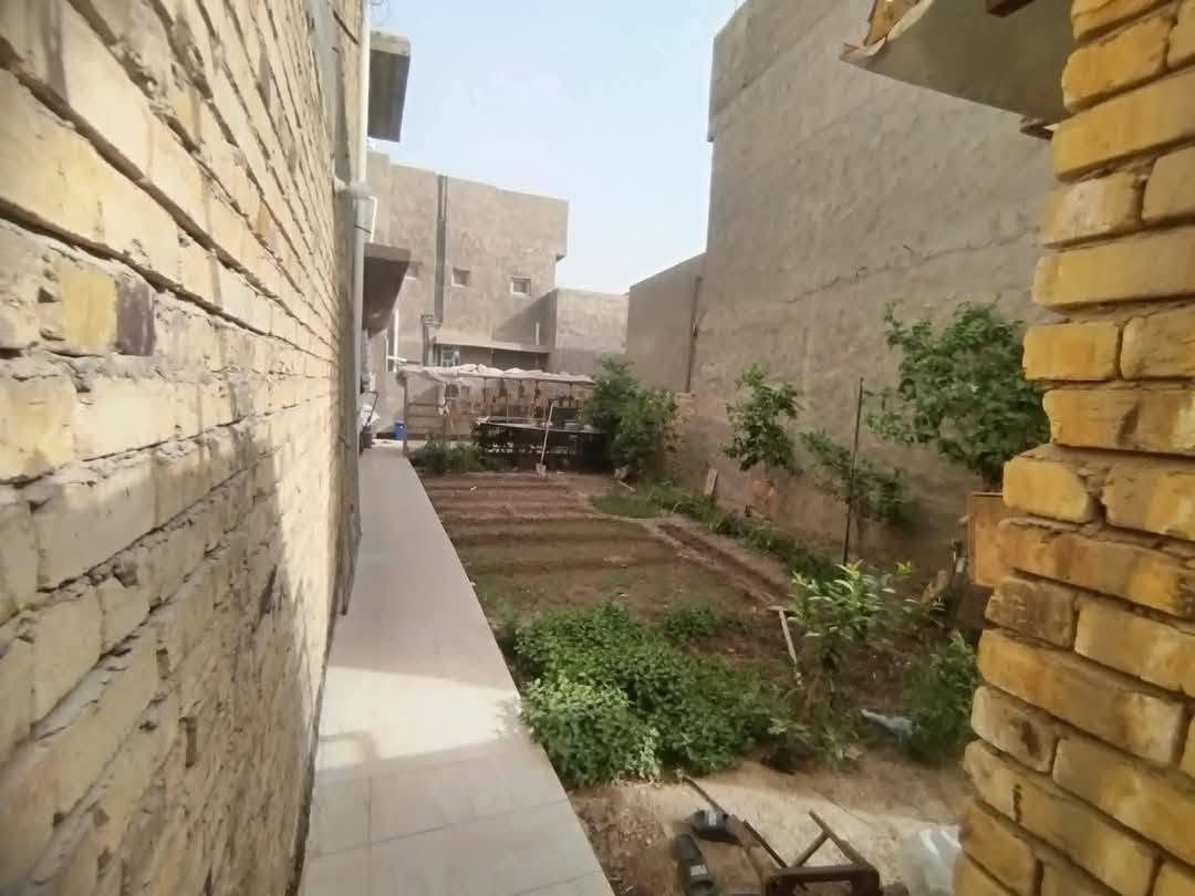 سلام عليكم
بيت البيع طابو زراعي سند 25
مساحه الكلي 375 واجه 15  نزال 25الطابق الاول متكون من 
استقبال 9×4
الهول 6×6
كلدور 8×6
المطبخ 5×4
غرفه نوم 5×4
مجمع صحيات 
الاحديقه البيت 125متر 
الطابق الثاني متكون من 
 غرفه نوم 9×4
غرفه نوم 6×6
كلدور 8×6
غرفه نوم 5×4
مجمع صحيات 
العنوان  حله نادر اوله على خدمي قرب مدرسه فضه
بل شارع رسول اعظم 
خدمات كامله من ماء اساله +كهرباء +مولد +وطني + تبليط•عرض الشارع ١٠ متر  +مجمع مدارس _روضه اطفال +بتدائيه +متوسطة +عداديه +ستفسار على الرقم‏‪ ***********
