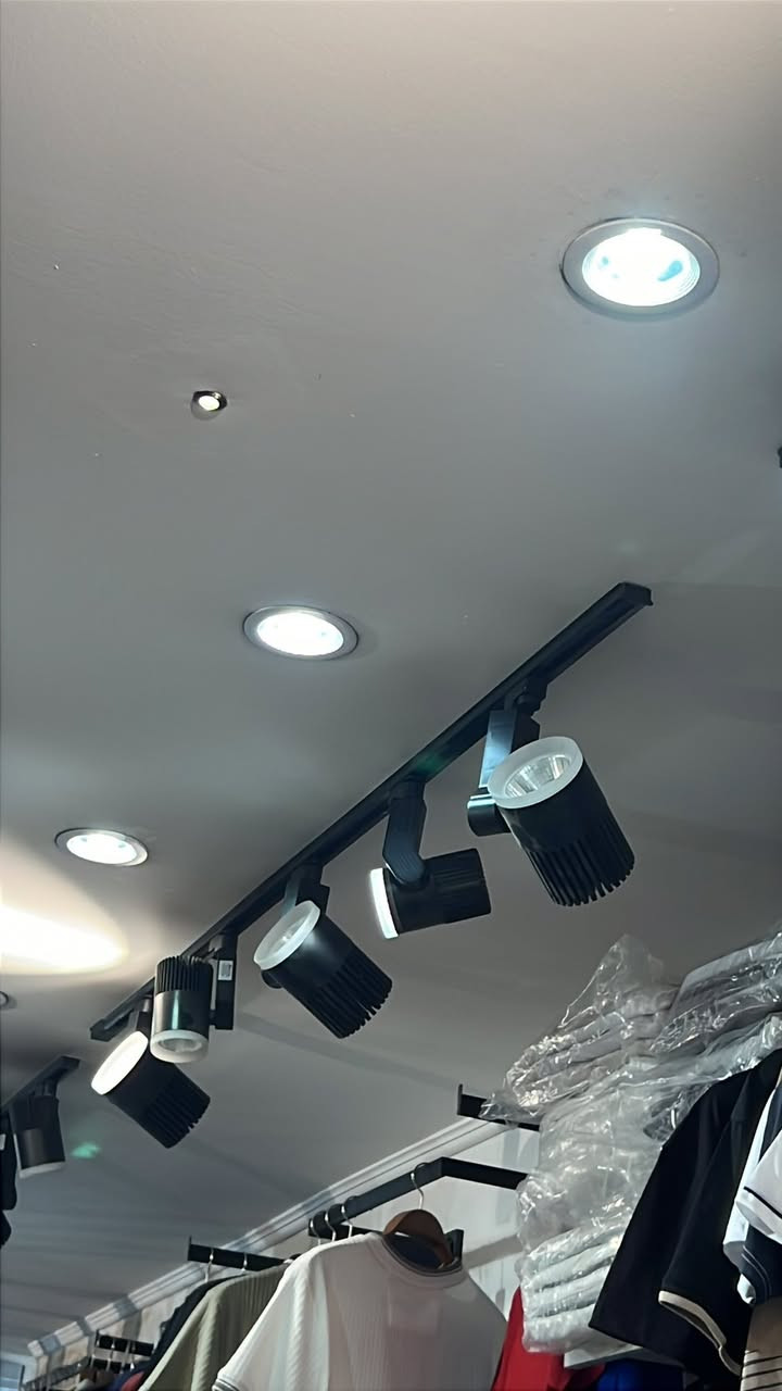 تراك لايت اضاهة قويه اصلي سعره 15 الف واحد عندي 22 قطعة مكان بغداد العامرية
***********
