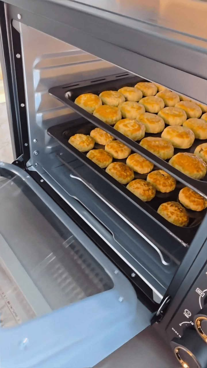 الاستخدامات

تحمير الدجاج الكامل باستخدام نظام الشواية الدوّارة (Rotisserie)

القلي الهوائي بدون أو بقليل من الزيت (بطاطس، ناغتس، أجنحة)

الخَبز (كيك، بيتزا، معجنات، خبز)

الشوي والتحمير العلوي والسفلي

إعادة التسخين والحفاظ على حرارة الطعام

تخمير العجين واللبن (Fermentation)

تجفيف بعض الأطعمة (Dehydrate) حسب إعدادات الجهاز

المميزات

سعة كبيرة 60 لتر مناسبة للعوائل والاستخدام اليومي

قوة 2400 واط لأداء تسخين سريع ومتوازن

قلاية هوائية مدمجة (Air Fryer) مع مروحة عالية السرعة لطهي مقرمش

شواية دوّارة Rotisserie لتحمير الدجاج بشكل متساوٍ

تحكم بدرجة الحرارة من 100 إلى 250° مئوية

مؤقت تشغيل حتى 60 دقيقة مع خاصية الاستمرار (Stay On)

5 عناصر تسخين من الستانلس ستيل لتوزيع حرارة فعّال

مفتاحي تحكم منفصلين لاختيار وظائف الطهي المختلفة

باب زجاج مزدوج مقاوم للحرارة (Tempered Glass)

مروحة داخلية لتوزيع الهواء الساخن بشكل متساوٍ

تصميم داخلي منقوش يساعد على توزيع الحرارة

إنارة داخلية لمتابعة الطهي

هيكل متين ومقابض تحكم واضحة وسهلة الاستخدام

محتويات الصندوق

فرن كهربائي LIBRONIC سعة 60 لتر

صينيتا خبز (2 × Bake Tray)

شبك شواء (Grill Rack)

سلة قلاية هوائية (Air Fryer Basket)

سيخ شواية دوّار (Rotisserie Set)

مقبض سيخ الشواية

دليل استخدام وتعليمات

الملاحظات

ضمان لمدة سنة من تاريخ الشراء

يحتوي على ثلاث هيترات بالاعلى و اثنين هيتر بالاسفل

يُنصح بترك مسافة تهوية حول الجهاز أثناء التشغيل

مناسب للاستخدام المنزلي فقط بغداد, العراق


**إذا كنت صاحب هذا الإعلان وتريد حذفه لأي سبب، رجاءا أرسل رسالة إلى الدعم الفني**