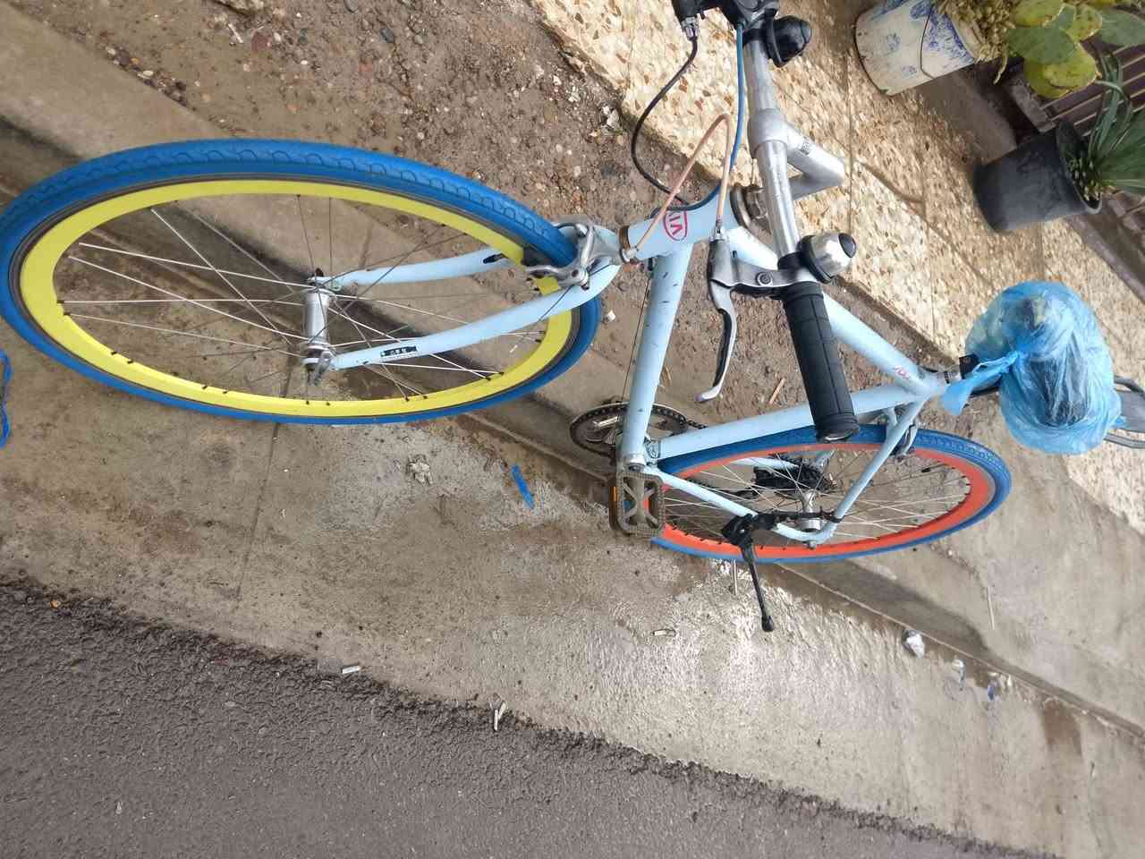 سلام عليكم بايسكل سي 700المنيوم، حجم28نضيف وكامل كير7نمر شيمانو وياله الامامي نجمه والخلفي عادي مابيهن عواج مكاني بغداد حي الجهاد استفسار***********
