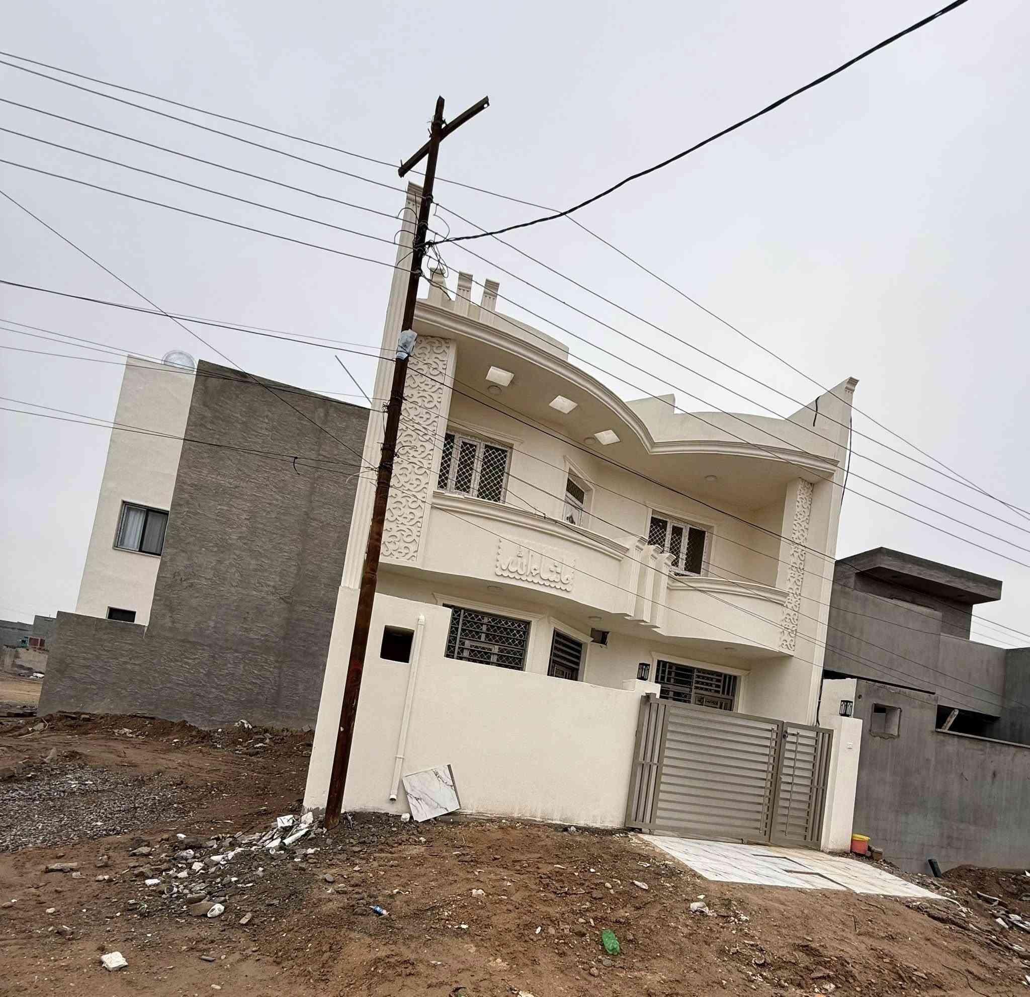 د
دار للبيع بسعر مناسب حي التصنيع 100 متر 8وربع في 12 
ثلاث غرف نوم وغرفه خطار وصحيات 
***********
