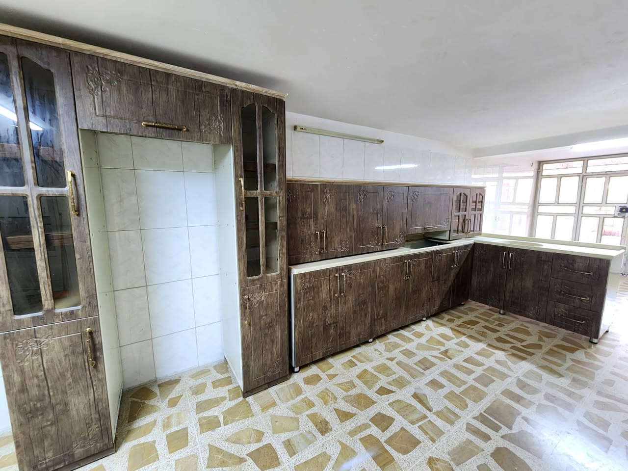 مستخدم نظافته 85بلميه 
قياس 4 امتار و 90 مع فاترينه 
وسنك متر و 90 كامل مرمر 
عنوان اربيل نقل حد بغداد علينا 
للستفسار ع وتساب ***********
