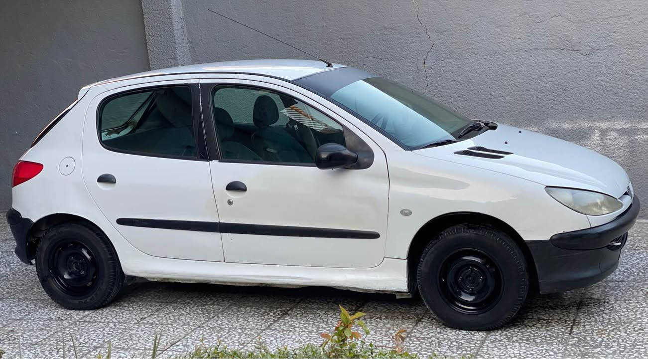 السلام عليكم
#للبيع بيجو 206 فرنسي موديل 2000

#السعر_37$ بيها مجال قليل

♦️ #بأسمي رقم بغداد انكليزي جديد + سنوية جديده لغاية 2029 + هزه جديده لغاية 2026/9/1

♦️ السياره نظيفه بدون اي نقص (مال شغل ) :

• كير ( عادي ) + محرك 1400 + تبريد ❄️ + تدفئه 🔥 
• صدر جديد + تخم تاير + ويل جديد
• كهربائيات كلها كامله و بلادي مابيها اي نقص او جطلات
• غرفتها كلش نظيفه

♦️العنوان : بغداد _ المحمودية
هـ /   *********** بغداد, العراق
