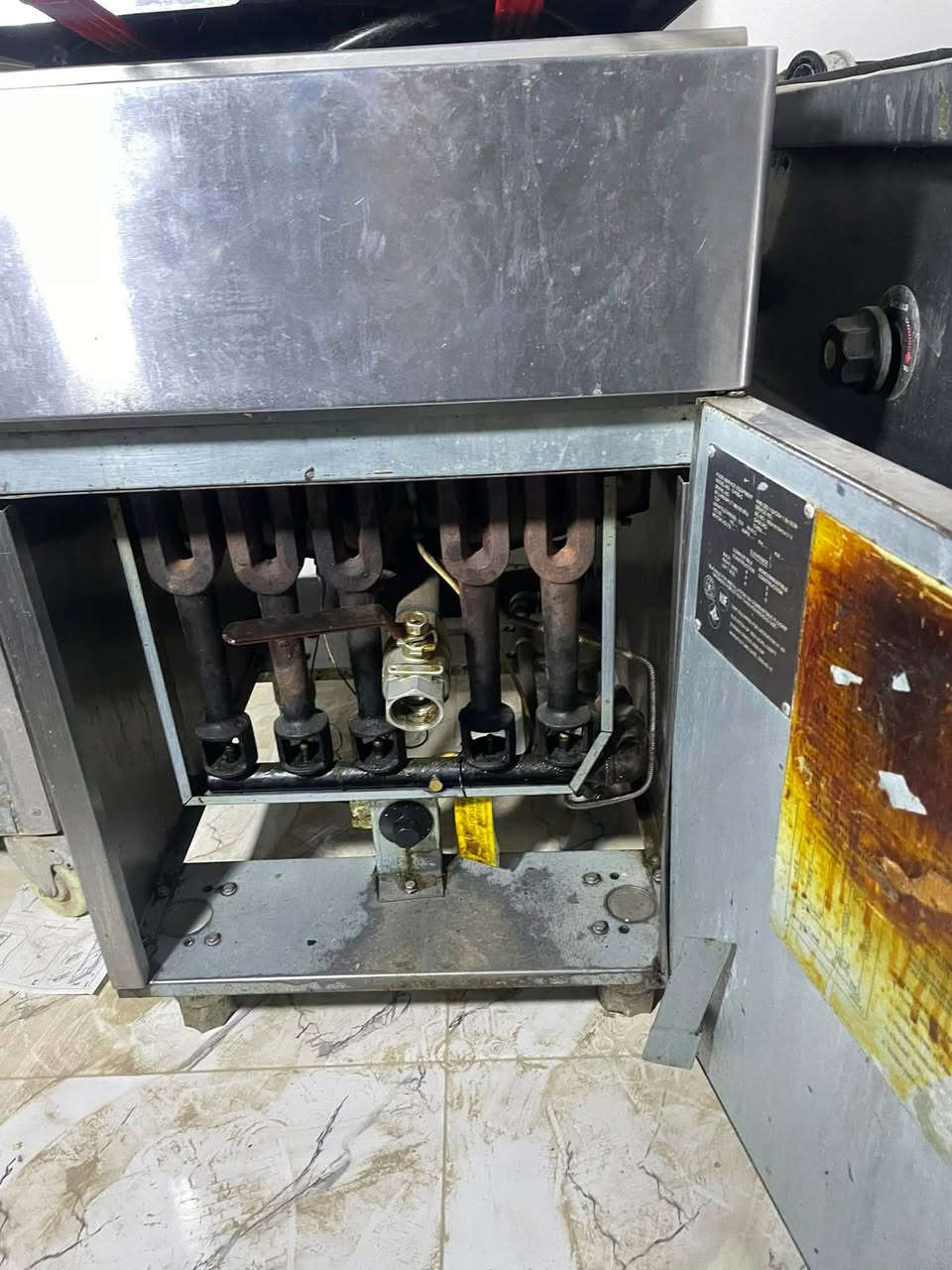 اغراض مطعم للبيع العنوان الرمادي 
***********
***********
***********
