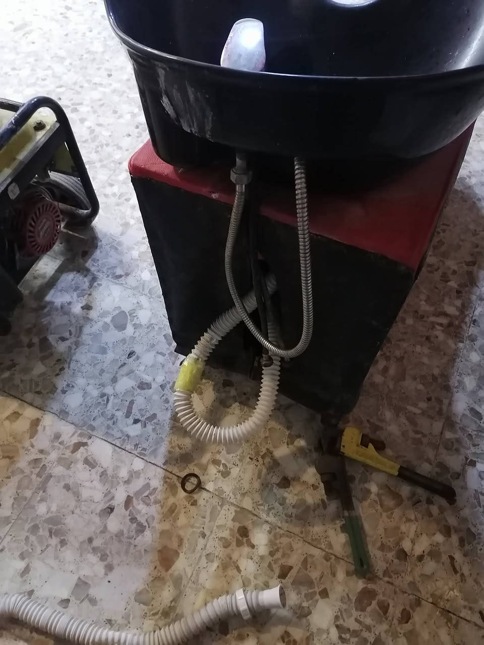 مغسلة صالون المكان شارع المطار القديم السعر 75 وببها مجال ***********
