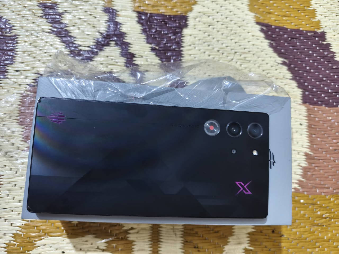 📱 هنا مواصفات هاتف RedMagic 10 Pro نسخة 256 جيجا (التخزين) + 12 جيجا (رام):
🔥 المواصفات الأساسية (256 GB)
📱 الشاشة: AMOLED مقاس 6.85 بوصة بدقة 1216×2688 وبمعدل تحديث 144 Hz — ممتازة للألعاب والفيديوهات. �
Tilifony
⚡ المعالج: Qualcomm Snapdragon 8 Elite — أداء قوي جدًا للألعاب والتطبيقات الثقيلة. �
Tilifony
🧠 الذاكرة:
RAM: 12 GB — أداء سريع وكافي لمعظم الاستخدامات الثقيلة. �
موبي 5G
التخزين الداخلي: 256 GB UFS 4.1 — مساحة جيدة لحفظ الألعاب والملفات. �
موبي 5G
📸 الكاميرات الخلفية: ثلاثية
50 MP رئيسية + 50 MP عريضة + 2 MP ماكرو. �
Tilifony
🤳 الكاميرا الأمامية: 16 MP تحت الشاشة — تصوير سيلفي نظيف. �
Tilifony
🔋 البطارية: حوالي 6500–7050 mAh (نسخ مختلفة حسب السوق) مع شحن سريع حتى 80–100 W. �
Tilifony +١
🎮 ميزات إضافية: نظام تبريد داخلي ممتاز، أزرار حساسة للضغط، وصوت ستيريو + منفذ 3.5 mm. �
Tilifony
📡 الاتصال: يدعم 5G، Wi-Fi 7، بلوتوث 5.4، NFC، وInfrared


**إذا كنت صاحب هذا الإعلان وتريد حذفه لأي سبب، رجاءا أرسل رسالة إلى الدعم الفني**