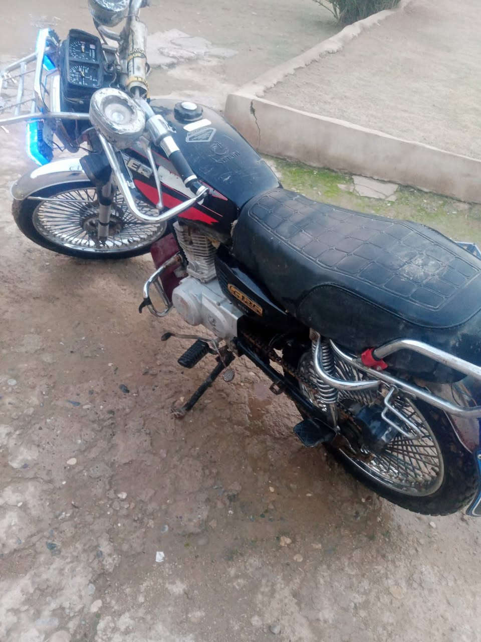 سلام عليكم دراجه للبيع تايكر 19 نضافه فول نشاطه فول لايت اشاير شغالات  تايره كدام ماماشي عليها والباقي كدام العين 300 بي مجال بسيط  ‏‪***********
