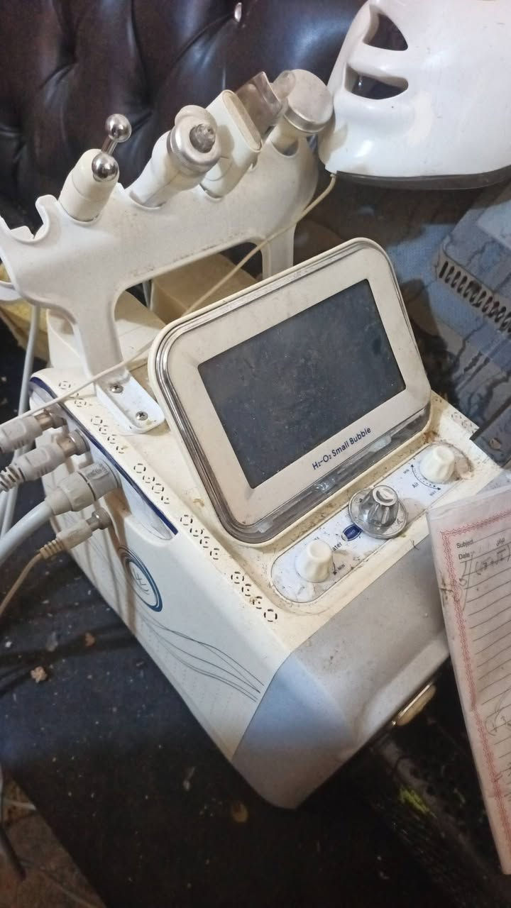 السلام عليكم شباب مكاني بغداد حي العامل عزلت محلي صار أسبوع وعارض الأغراض للبيع الأغراض نضيفات عليهن اتراب تجي وتفحص بعينك 
الكراسي للبيع شغلات الجكات مالتهن نقصهن فقط دوشمه 
الأسود ٢٠٠ 
والأبيض ٨٥
البراد ٥٠ 
كيزر اصغير مال محل ٢٥ قفل 
المجرات الأسود قفله ٢٥
الأبيض قفله ٣٠
جهاز الهايدرو فيشل ٢٥٠ قفل شركه الأطلس الأصلي 
جهاز بخار شركه الأطلس الاصلي قفله ٣٠ 
*********** هذا رقمي
